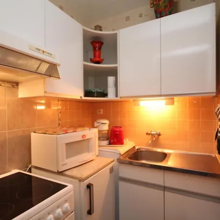 T2 Avec Balcon Expose Ouest, Parking Prive, Au Mont-dore, Proche Centre Et Thermes - Fr-1-608-190 Apartment *