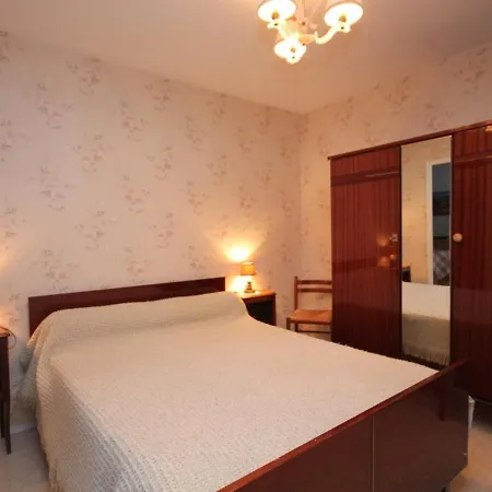 T2 Avec Balcon Expose Ouest, Parking Prive, Au Mont-dore, Proche Centre Et Thermes - Fr-1-608-190 Apartment *