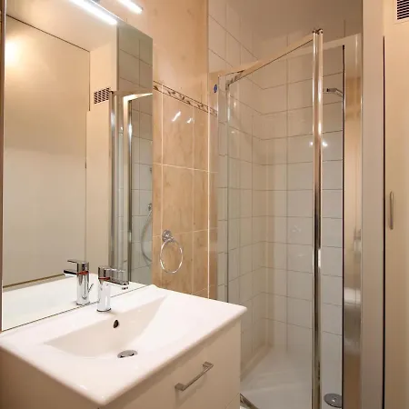Apartment T2 Avec Balcon Expose Ouest, Parking Prive, Au Mont-dore, Proche Centre Et Thermes - Fr-1-608-190 *